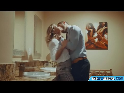 ❤️ Kung ang usa ka busty blonde naghaylo kanimo sa usa ka publiko nga kasilyas ️ Lisud nga porn sa amon ️❤
